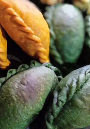 Una foto de Empanadas de cebolla, pollo y queso con masas saborizadas y coloridas