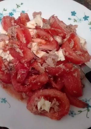 Una foto de Ensalada de tomate, mozzarella y atún (Ensalada para pobres)