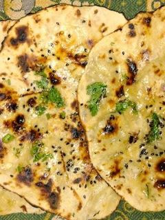तंदुरी रोटी विथ गार्लिक (tandoori roti recipe in marathi) रेसिपी चे मुख्य फोटो 