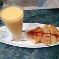 A picture of Suji Uttapam with Mango Shake.