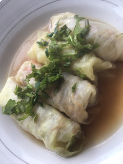 Una foto de Rollitos de Col rellenos de pollo y verdura 🥬