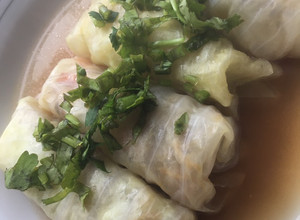 Una foto de Rollitos de Col rellenos de pollo y verdura 🥬