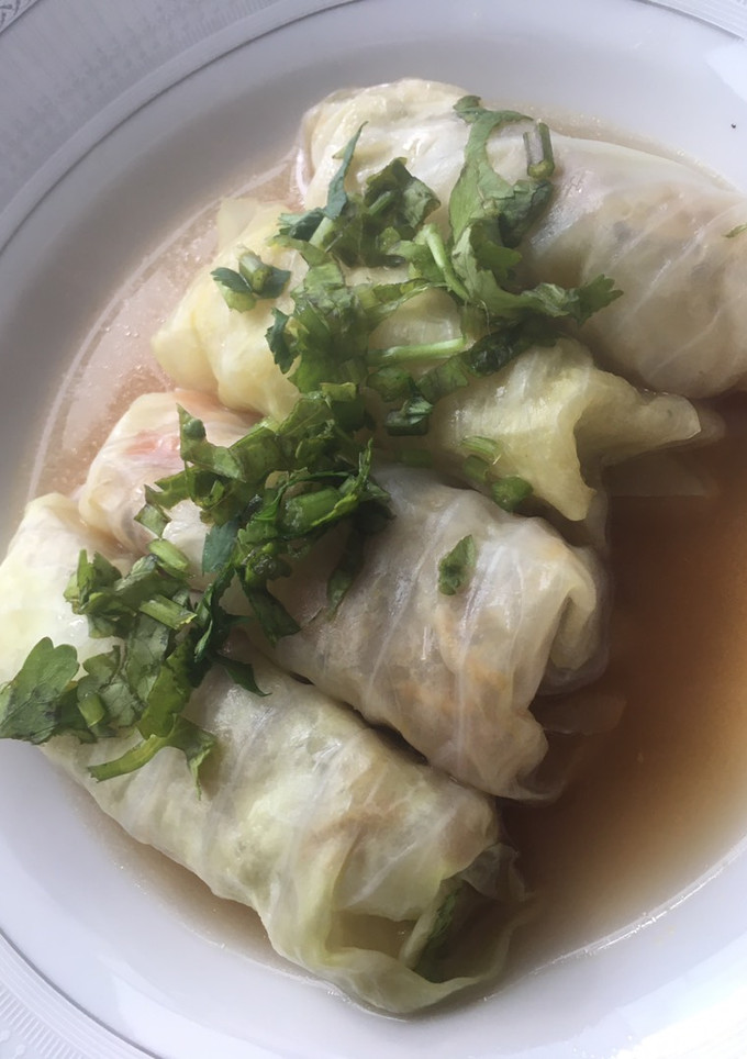 Una foto de Rollitos de Col rellenos de pollo y verdura 🥬
