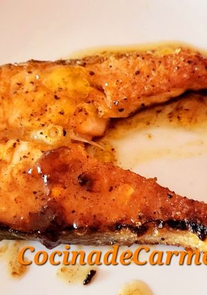 Una foto de Salmón con salsa de soja y mermelada de naranja amarga