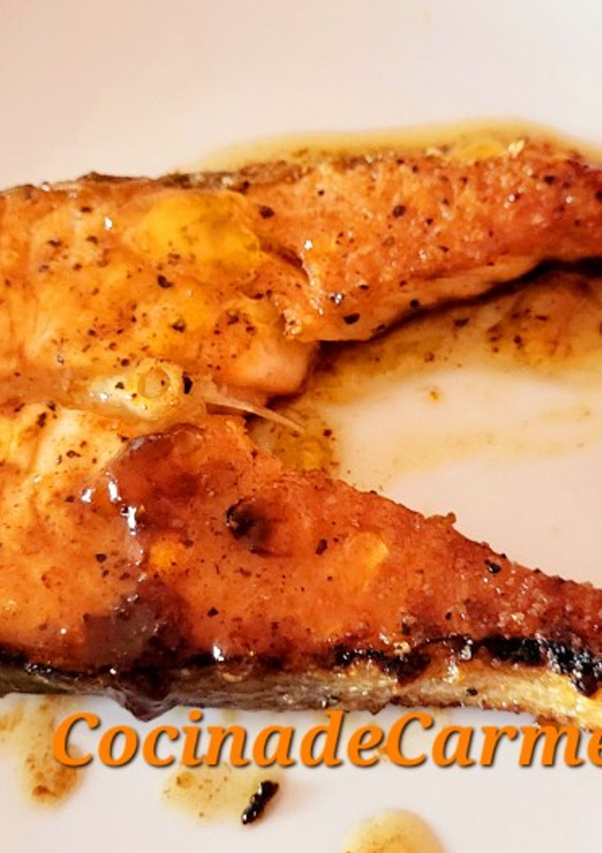 Una foto de Salmón con salsa de soja y mermelada de naranja amarga