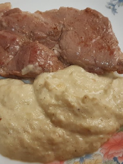 Una foto de Chuleta de aguja de cerdo con crema de puerros