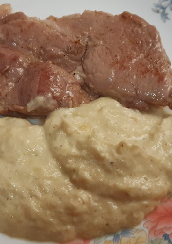 Una foto de Chuleta de aguja de cerdo con crema de puerros