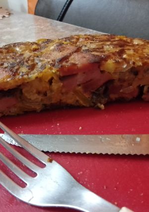 Una foto de Tortilla de papas, morrón y mortadela