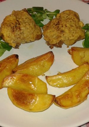Sajtos csirkecomb, vele sült burgonyával recept fotója