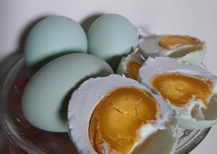 Bagaimana Menyiapkan Telur Asin Bawang Putih Homemade, Enak