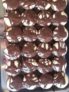 Una foto de Torta cumpleaños súper fácil!!! Brownie y alfajorcito de maicena