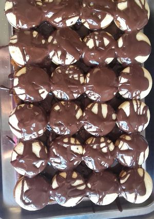 Una foto de Torta cumpleaños súper fácil!!! Brownie y alfajorcito de maicena