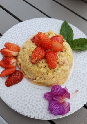 Une photo de Mon bowl cake, banane, fraises du jardin
