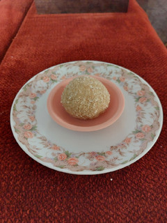 શીંગ ટોપરાના છીણ નો લાડુ (Peanuts Desiccated Coconut Ladoo Recipe In Gujarati) રેસીપી મુખ્ય ફોટો