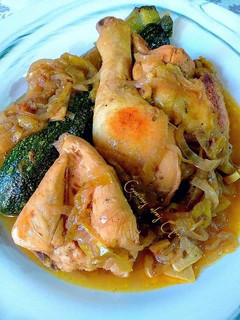 Una foto de Pollo encebollado al ras el hanout propio infusionado en azafrán