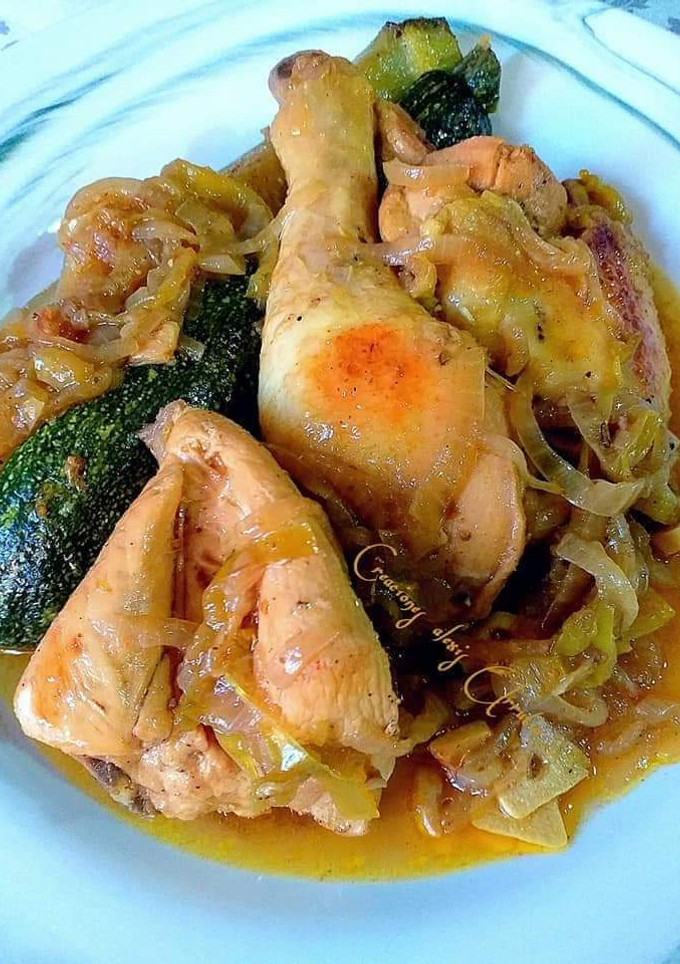 Una foto de Pollo encebollado al ras el hanout propio infusionado en azafrán