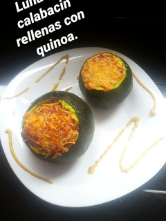Una foto de Luna de Calabacín rellena de verduras y quinoa