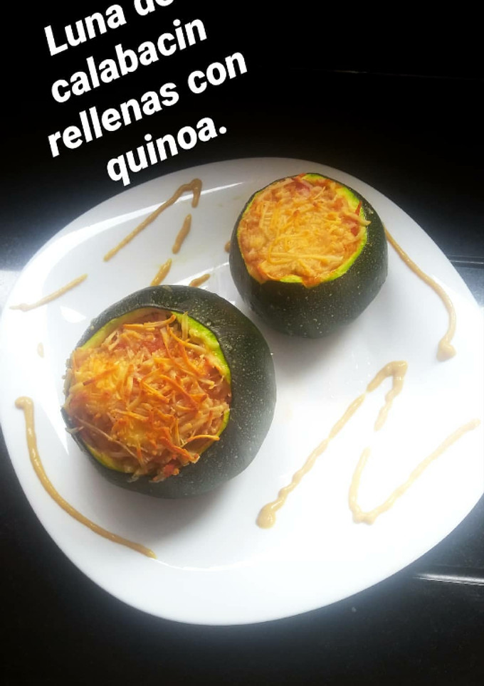 Una foto de Luna de Calabacín rellena de verduras y quinoa