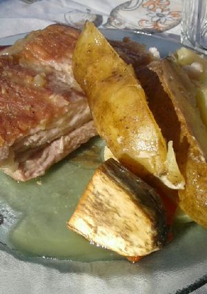Una foto de Pechito de cerdo al horno con papas y batatas