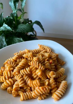 Foto di Fusilli integrali peperoni, fiocchi di latte e pomodori secchi