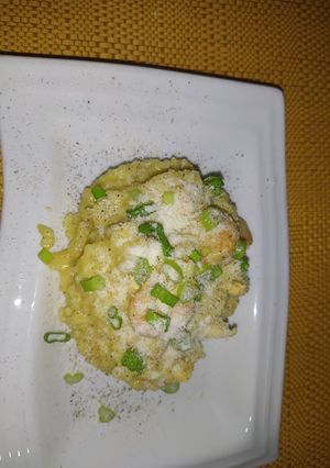 Una foto de Risotto de pollo y camarones