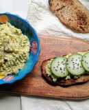 Tostadas Con Pasta de Huevo y Palta