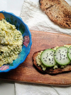 Una foto de Tostadas Con Pasta de Huevo y Palta