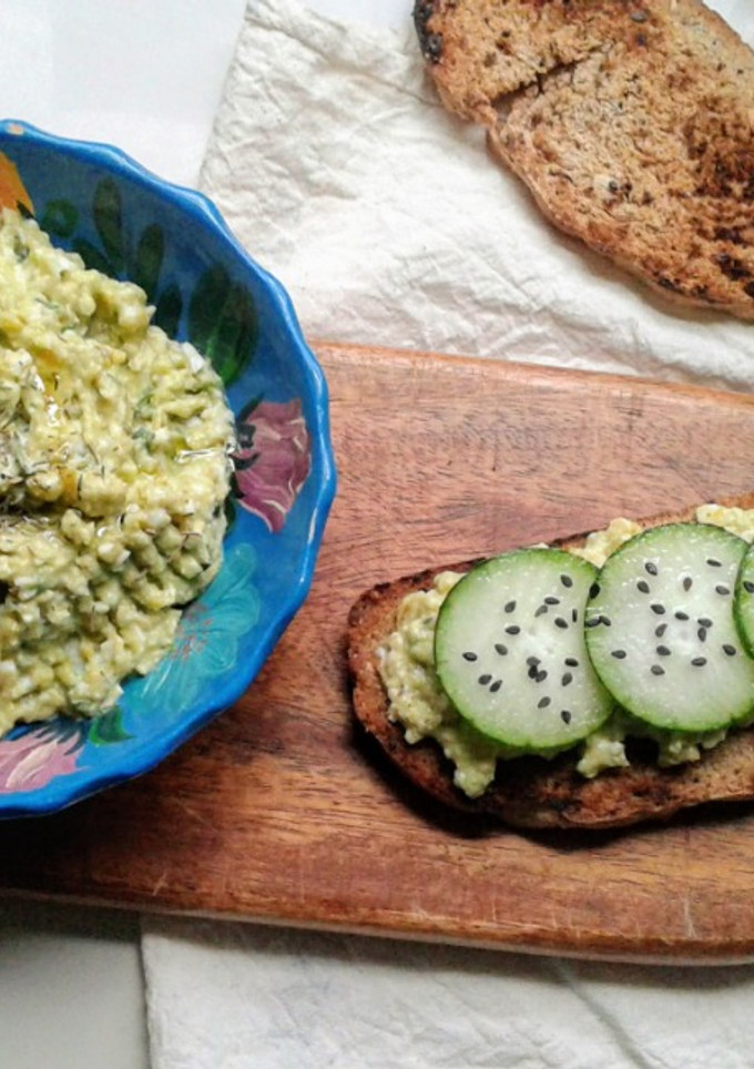 Una foto de Tostadas Con Pasta de Huevo y Palta