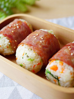 簡單輕食野餐便當~培根捲飯糰!(影音) 的食譜成品照片