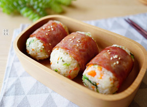 簡單輕食野餐便當~培根捲飯糰!(影音) 的食譜成品照片
