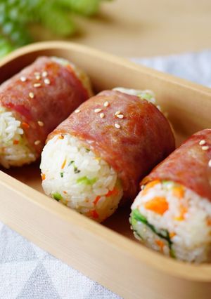 簡單輕食野餐便當~培根捲飯糰!(影音) 的食譜成品照片