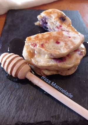 Φωτογραφία της συνταγής Pancakes με μύρτιλα και σμέουρα 🥞🫐