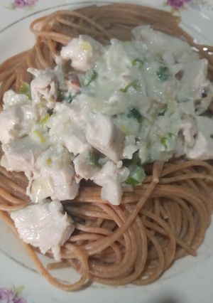Una foto de Salsa de pollo a la crema y verdeo