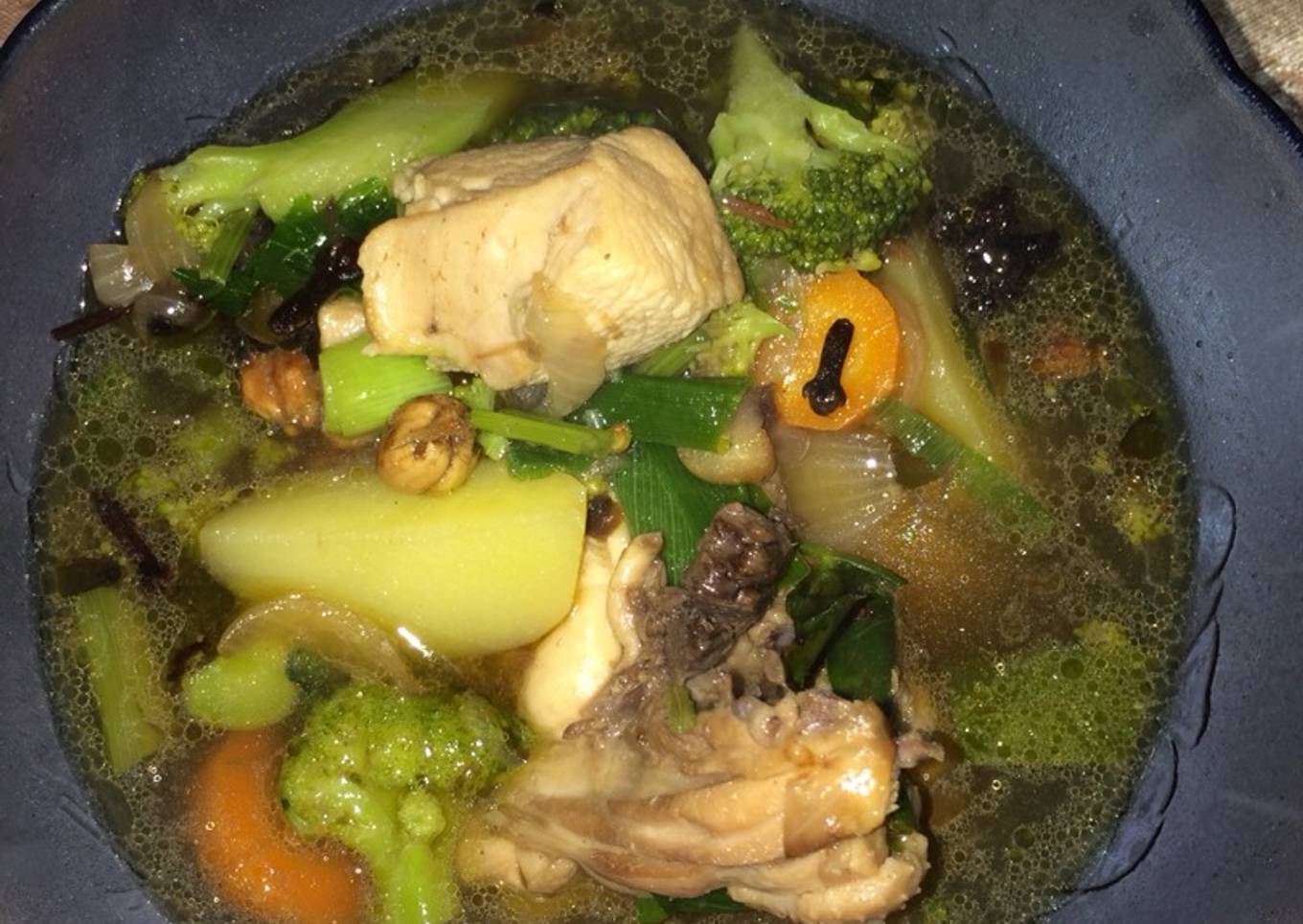 Sup ayam kentang, wartel, dan brokoli