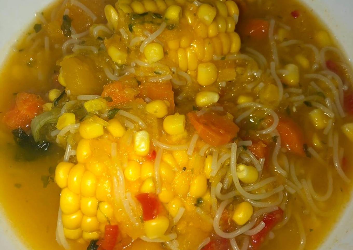 Sopa de vegetales con cabello de ángel 😋