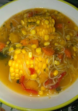 Una foto de Sopa de vegetales con cabello de ángel 😋
