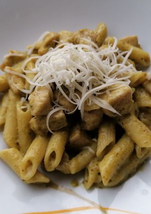Pestos csirkés penne recept fotója