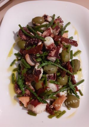 Foto di Insalata di polpo con asparagi, olive e pomodorini secchi
