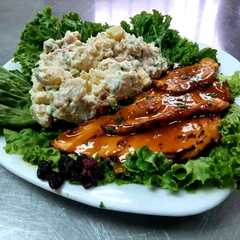 Una foto de Pechugas de pollo en salsa de naranja y ensalada Waldorf