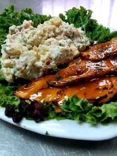 Una foto de Pechugas de pollo en salsa de naranja y ensalada Waldorf