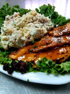 Una foto de Pechugas de pollo en salsa de naranja y ensalada Waldorf