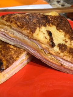Una foto de Sándwich Montecristo con el toque Sonorense