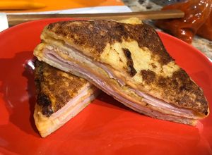 Una foto de Sándwich Montecristo con el toque Sonorense