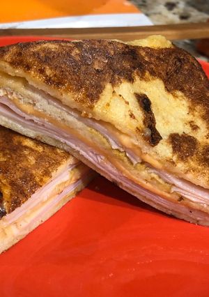 Una foto de Sándwich Montecristo con el toque Sonorense
