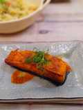 Cá hồi chay (đậu sốt tương ớt Gochujang)