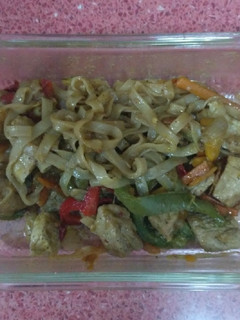 Una foto de Noodles de arroz con verduras