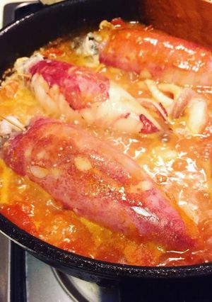 Hình của món Mực ống dồn thịt sốt cà chua.