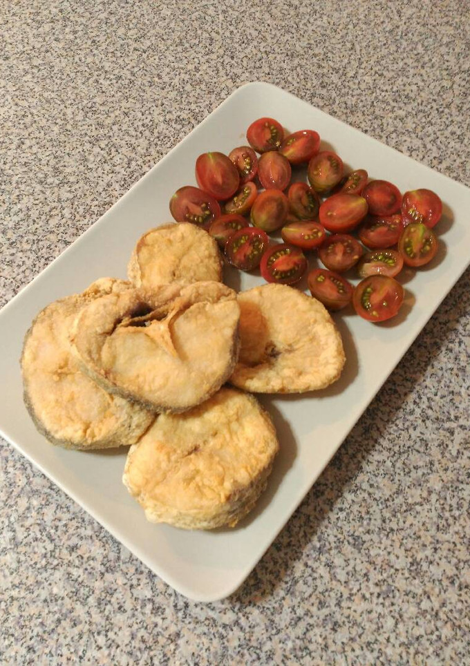Una foto de Merluza con tomates kumato cherry