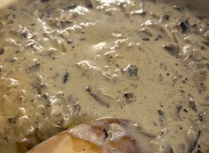 Una foto de Salsa crema de hongos 🫕