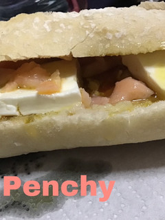Una foto de Bocadillo de salmón ahumado, queso fresco y tomate rallado